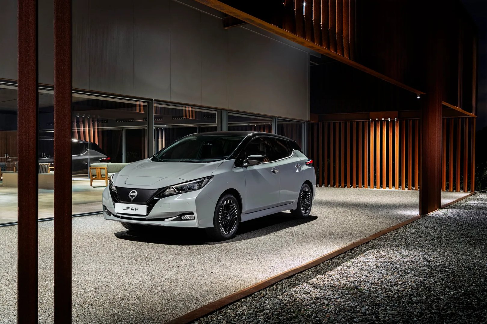 Nissan_Leaf_2_generation_restyling__Hatchback_5-door__9.jpg