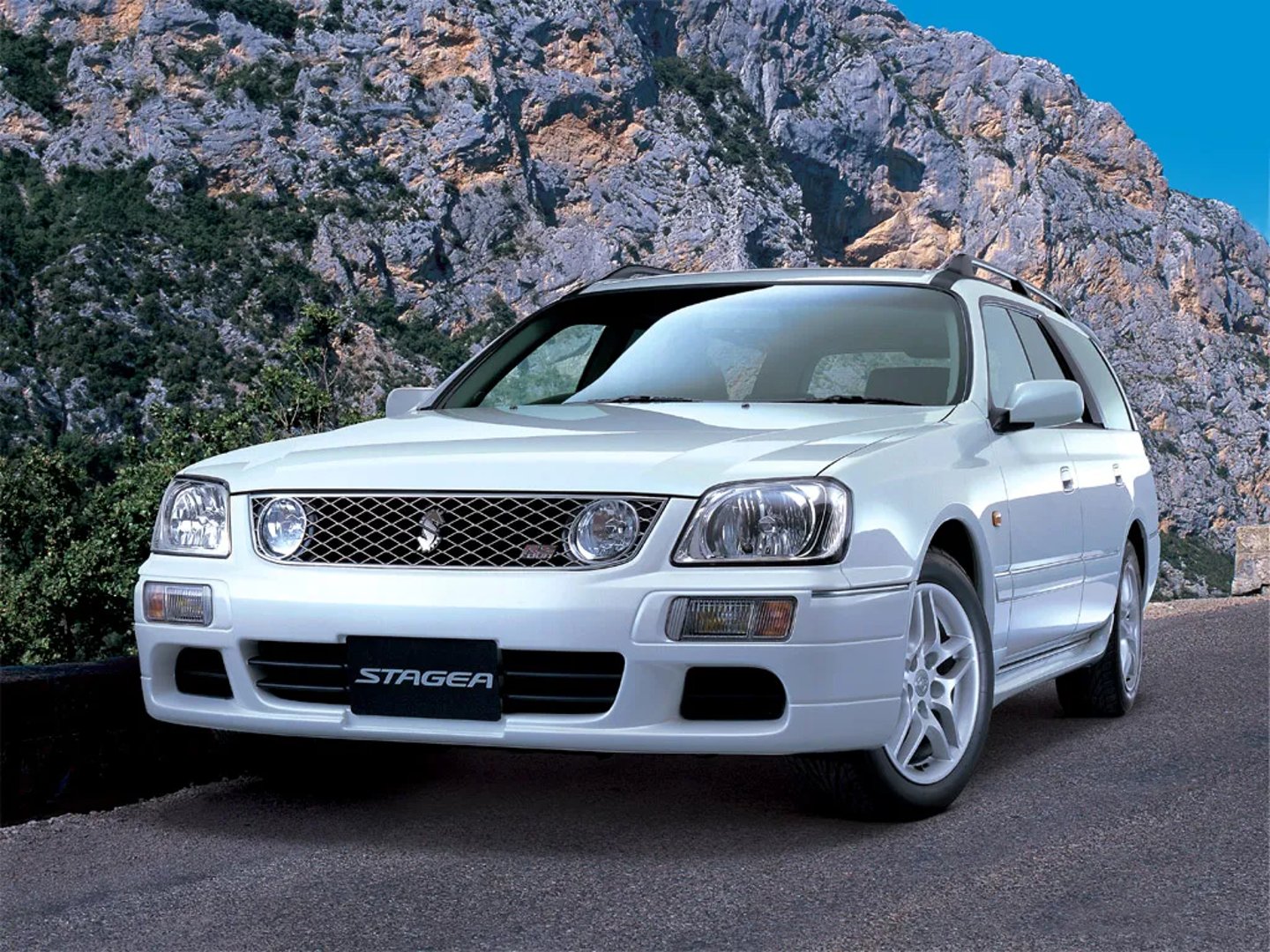 Nissan_Stagea_1_generation__Estate_5-door__3.jpg