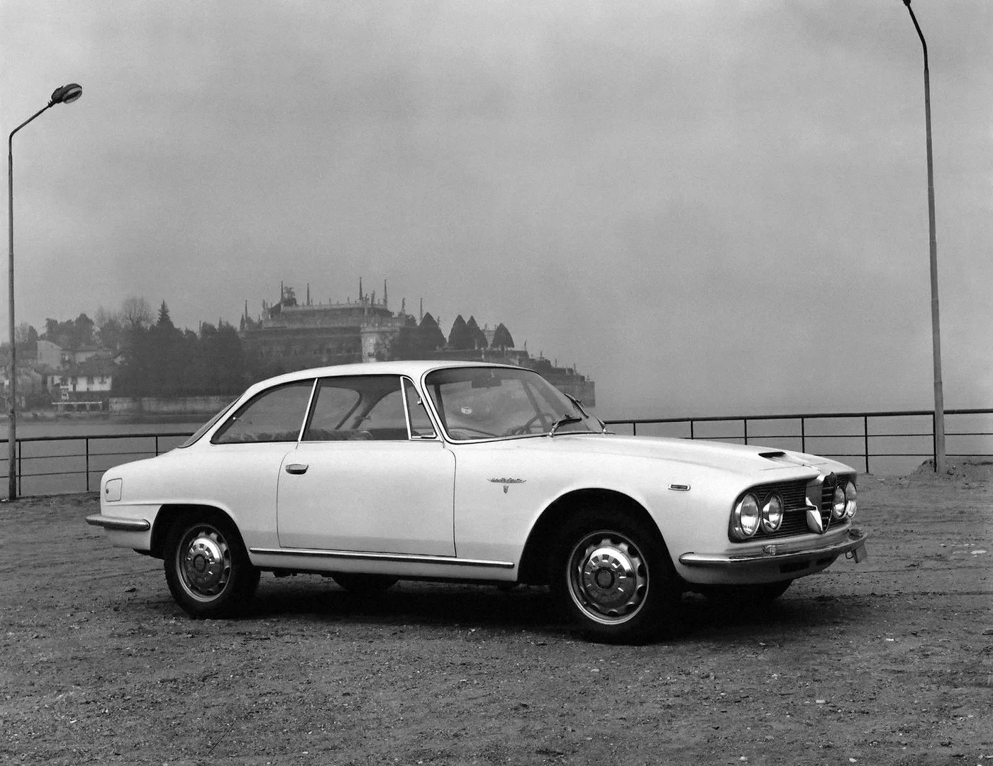 Alfa Romeo_2600_1_generation__Coupe__3.jpg