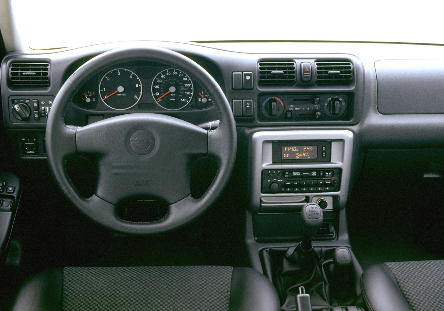 Opel_Frontera_2_generation_restyling__SUV_3-doors__12.jpg