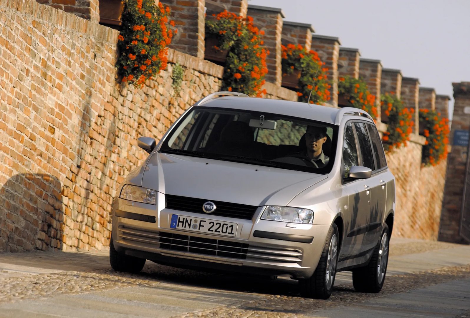Fiat_Stilo_1_generation__Estate_5-door__4.jpg