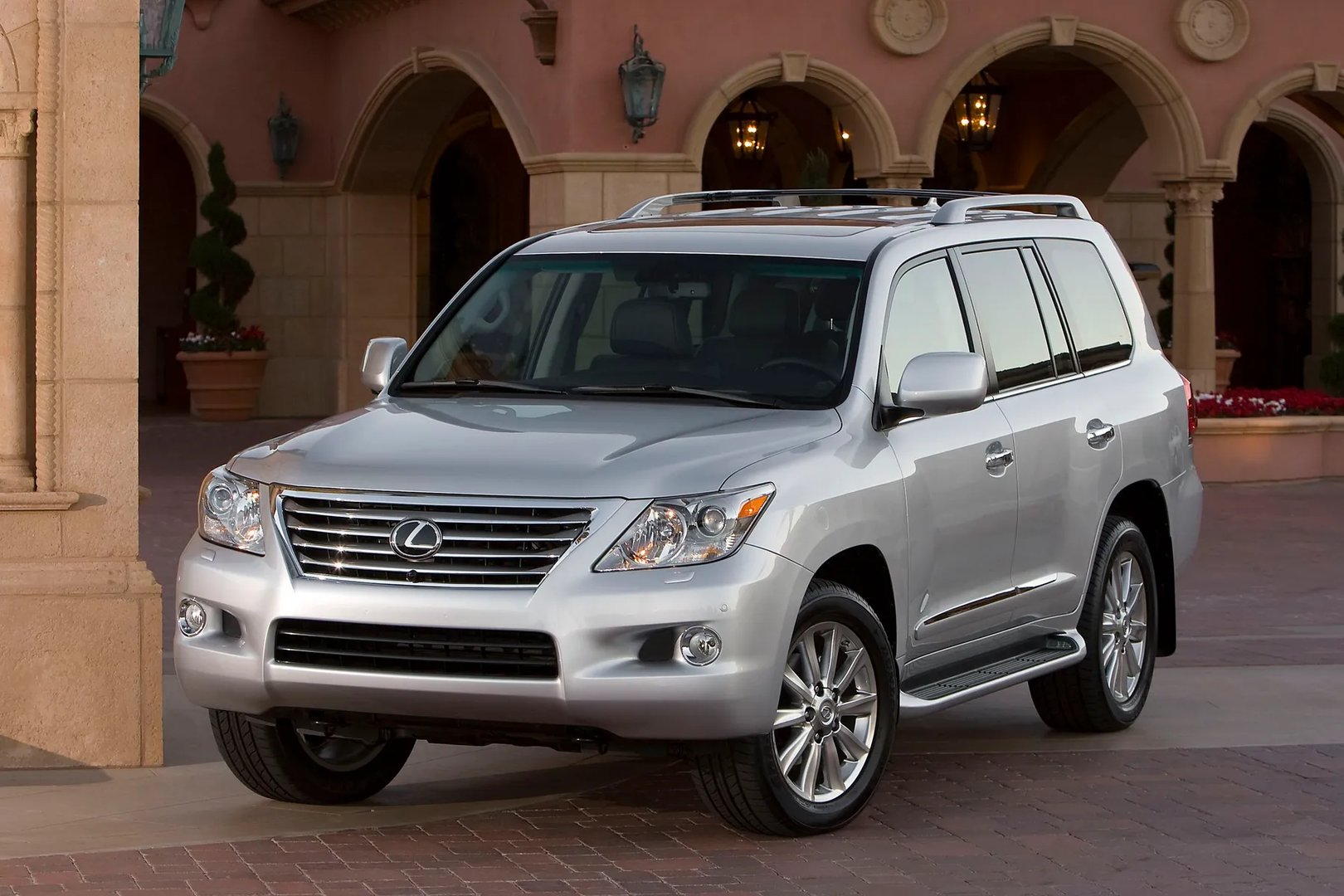 Lexus_LX_3_generation__SUV_5-doors__3.jpg