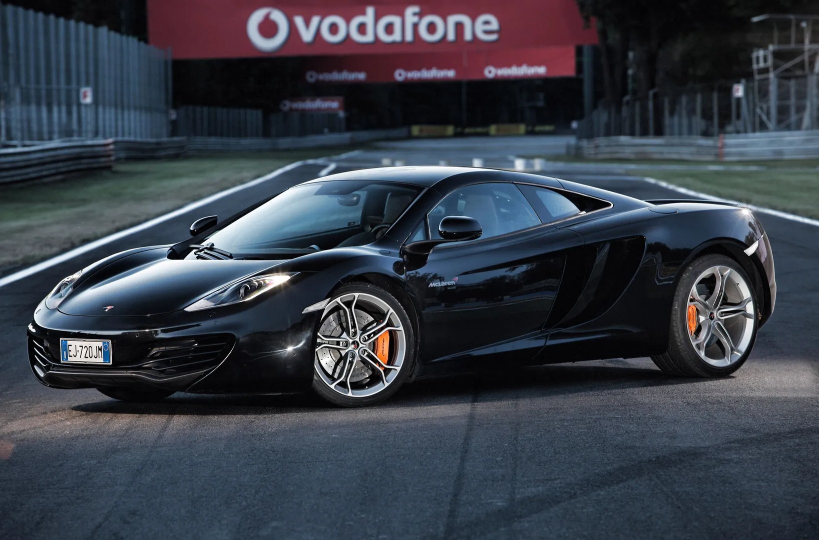McLaren_MP4-12C_1_generation__Coupe__13.jpg