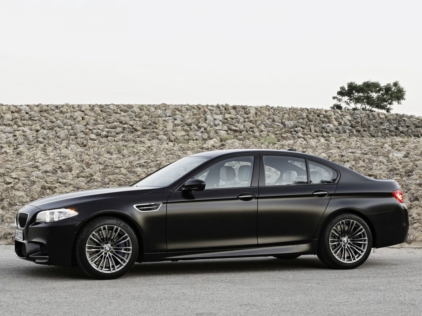BMW_M5_5_generation__Sedan__10.jpg