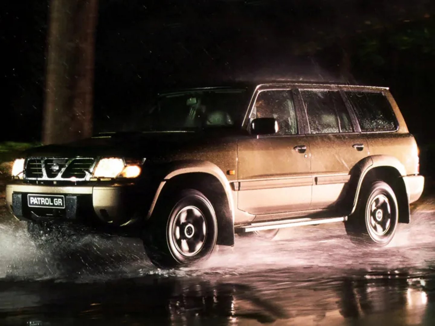 Nissan_Patrol_5_generation__SUV_5-doors__2.jpg