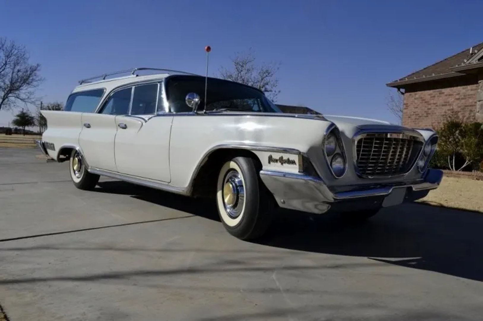 Chrysler_Newport_2_generation__Estate_5-door__1.jpg