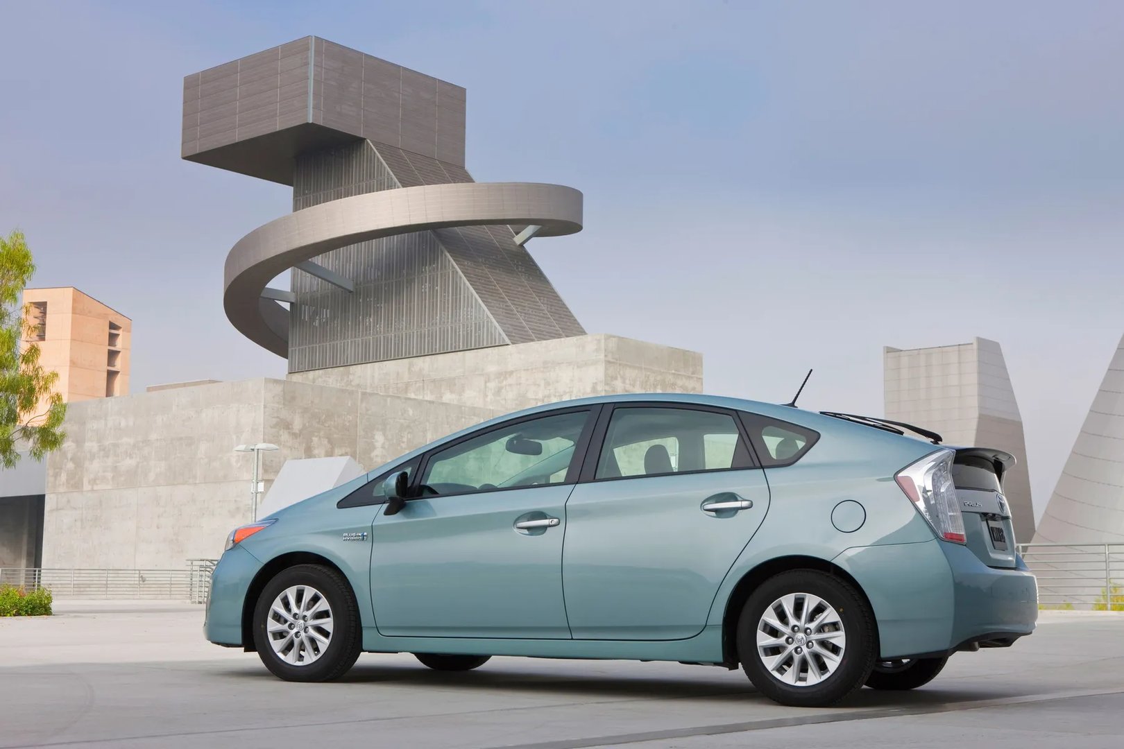 Toyota_Prius_Plug-In_3_generation__Liftback__13.jpg