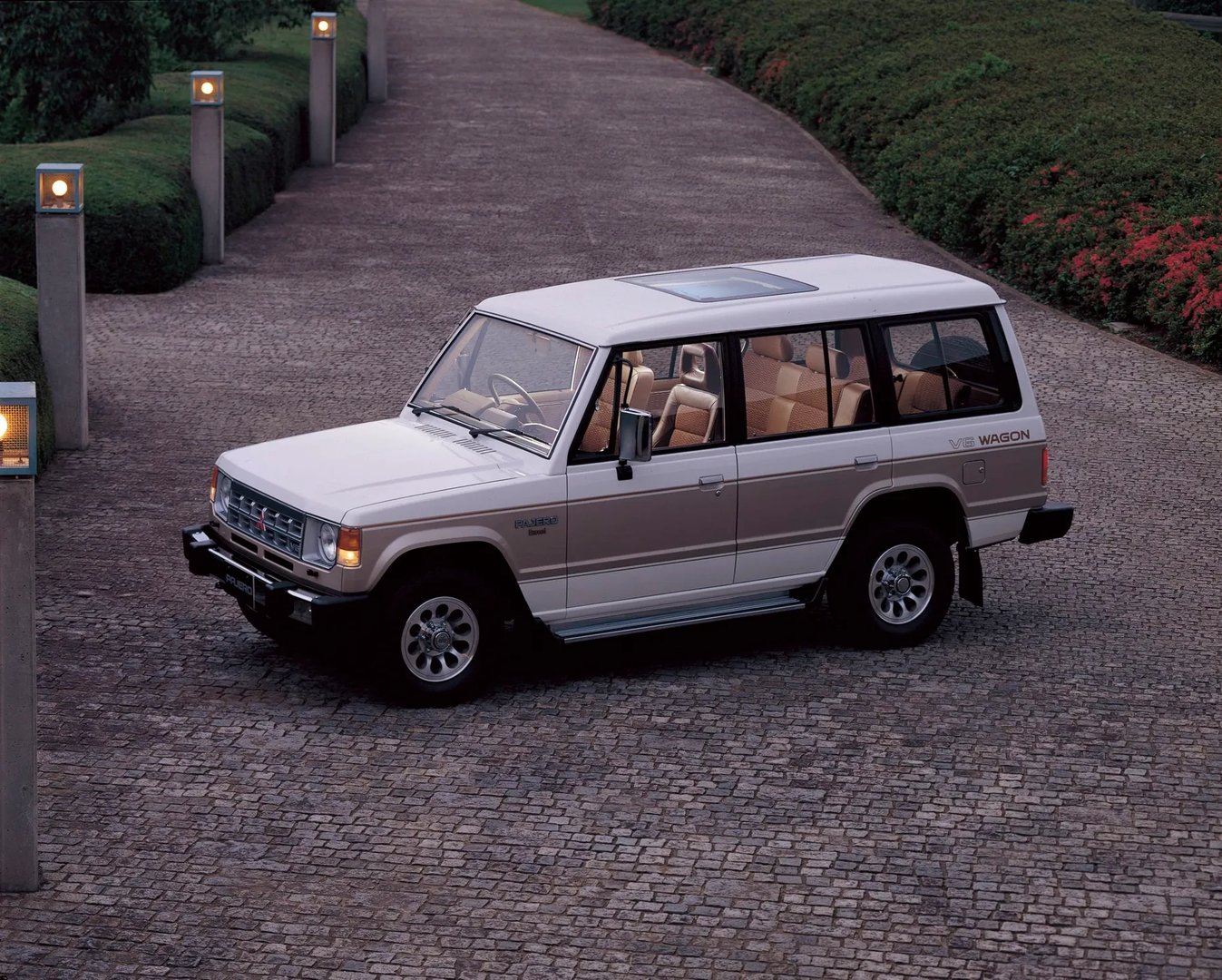 Mitsubishi_Pajero_1_generation__SUV_5-doors__5.jpg