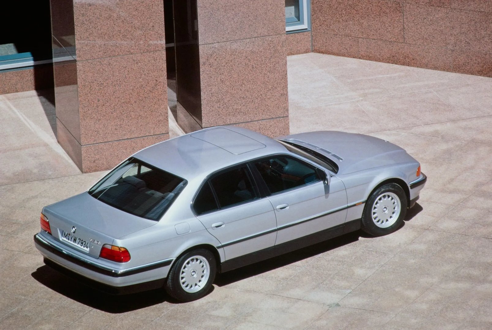 BMW_7_series_3_generation__Sedan__6.jpg