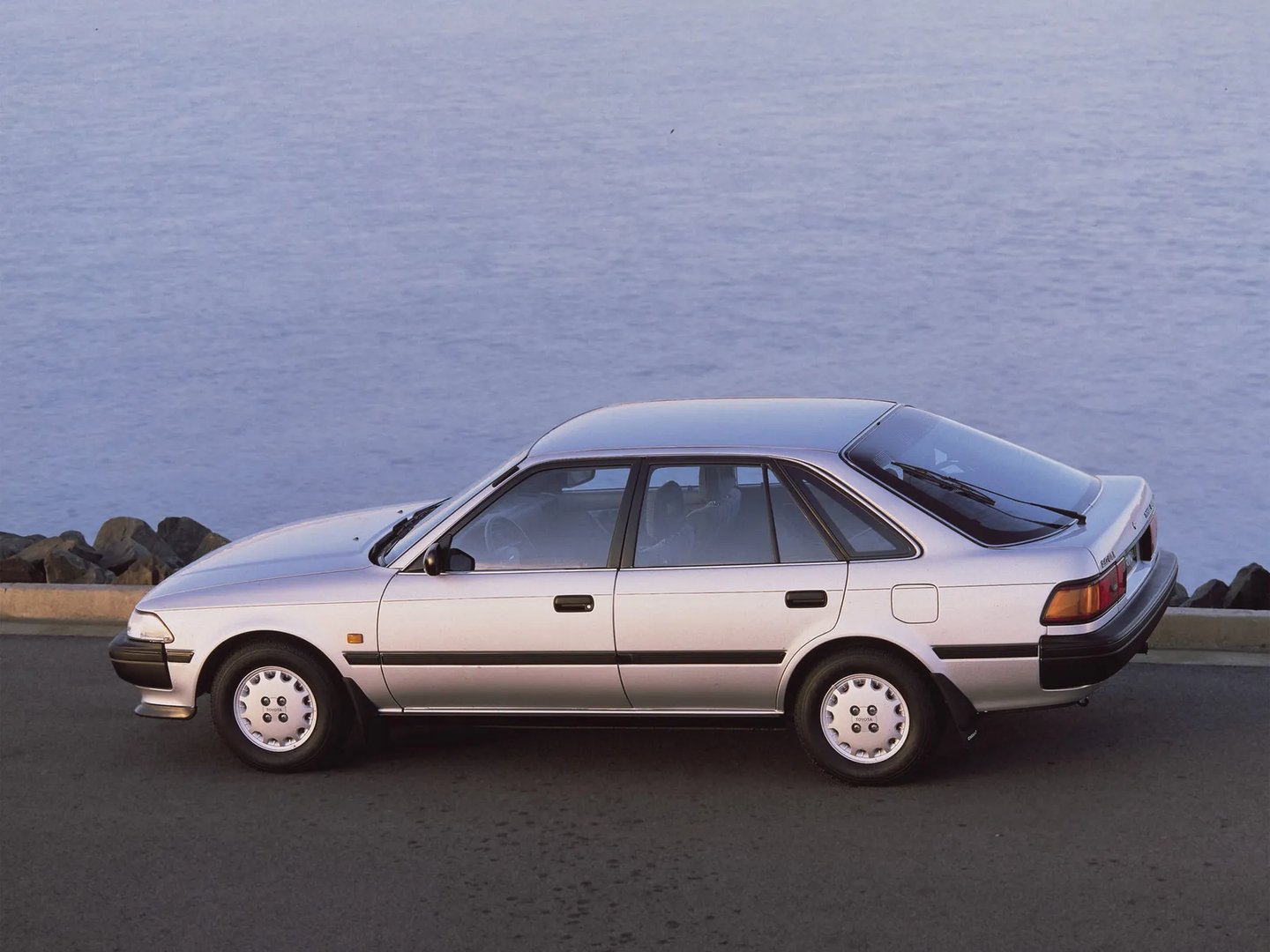 Toyota_Carina_5_generation__Hatchback_5-door__2.jpg