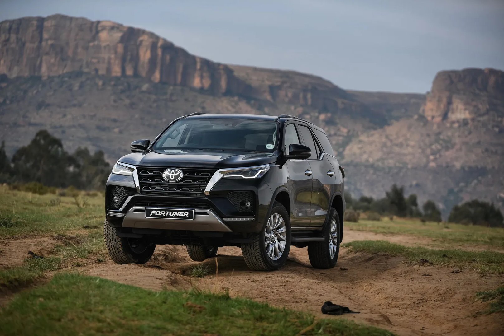 Toyota_Fortuner_2_generation_restyling__SUV_5-doors__12.jpg