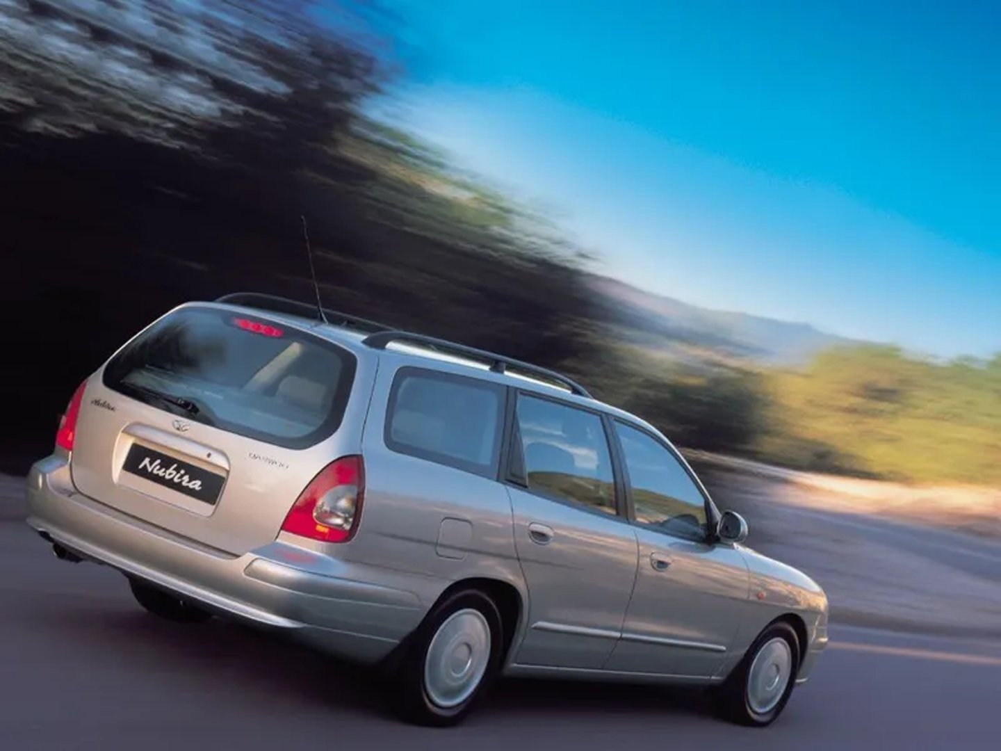 Daewoo_Nubira_2_generation__Estate_5-door__2.jpg