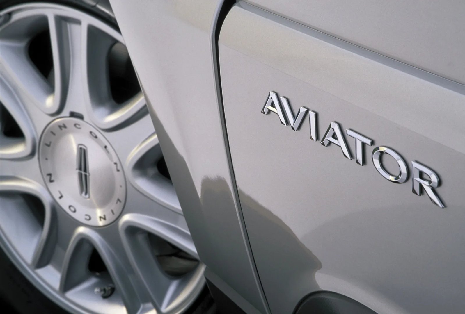Lincoln_Aviator_1_generation__SUV_5-doors__10.jpg