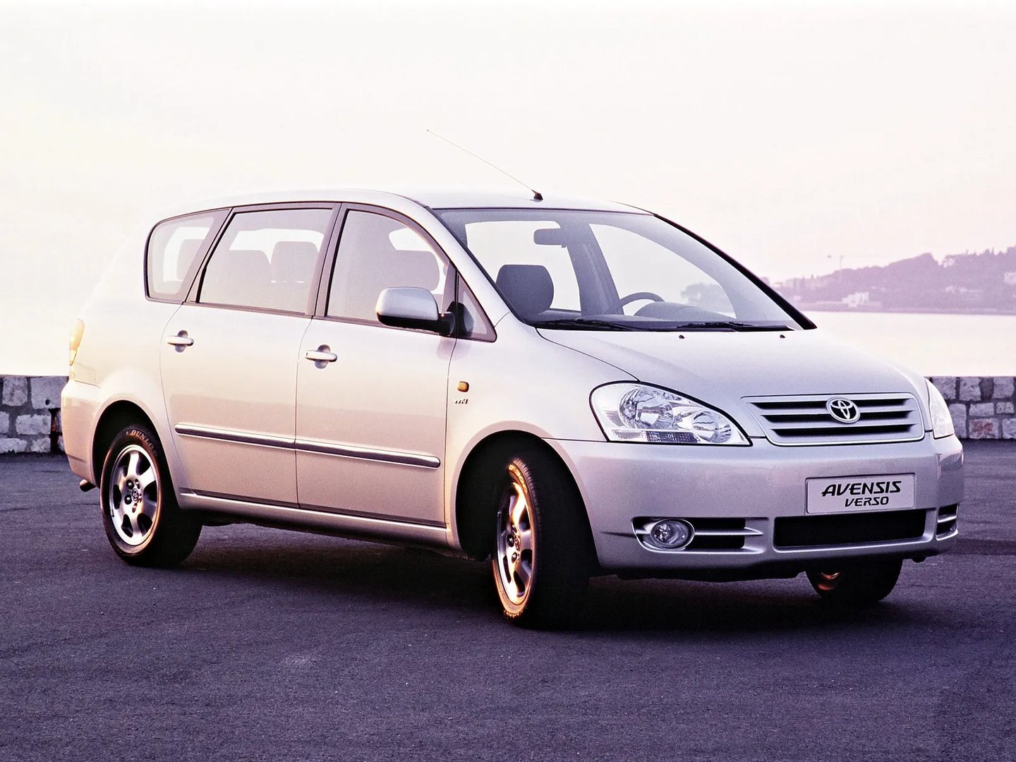 Toyota_Avensis_Verso_1_generation__Compact_Van__6.jpg