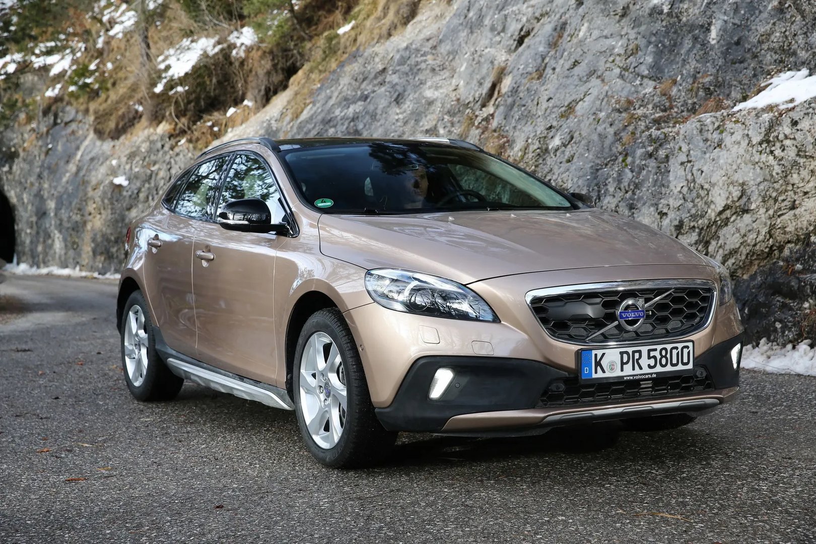 Volvo_V40_Cross_Country_1_generation_restyling__Hatchback_5-door__1.jpg