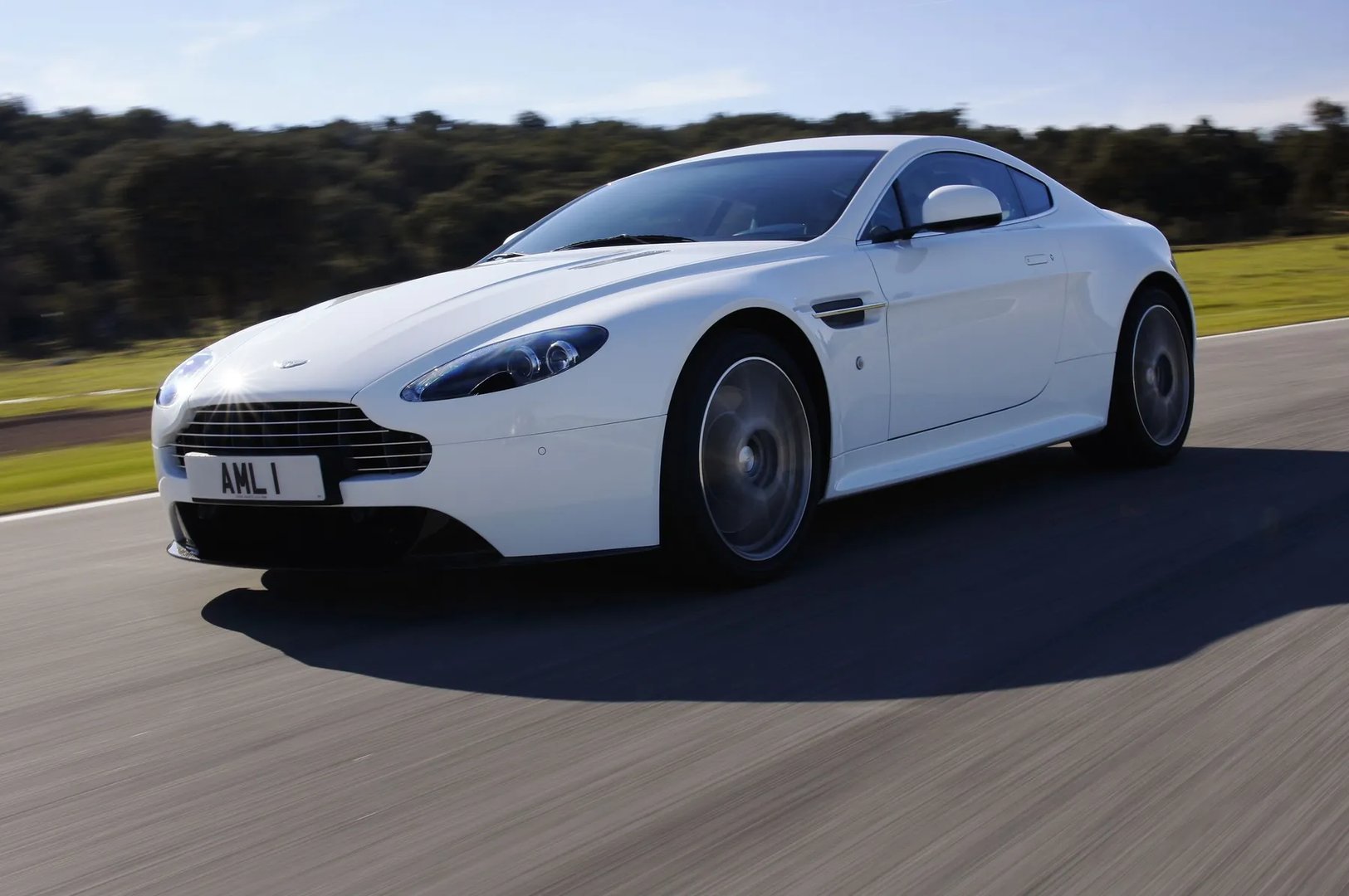Aston Martin_Vantage_3_generation_restyling_2__Coupe__9.jpg