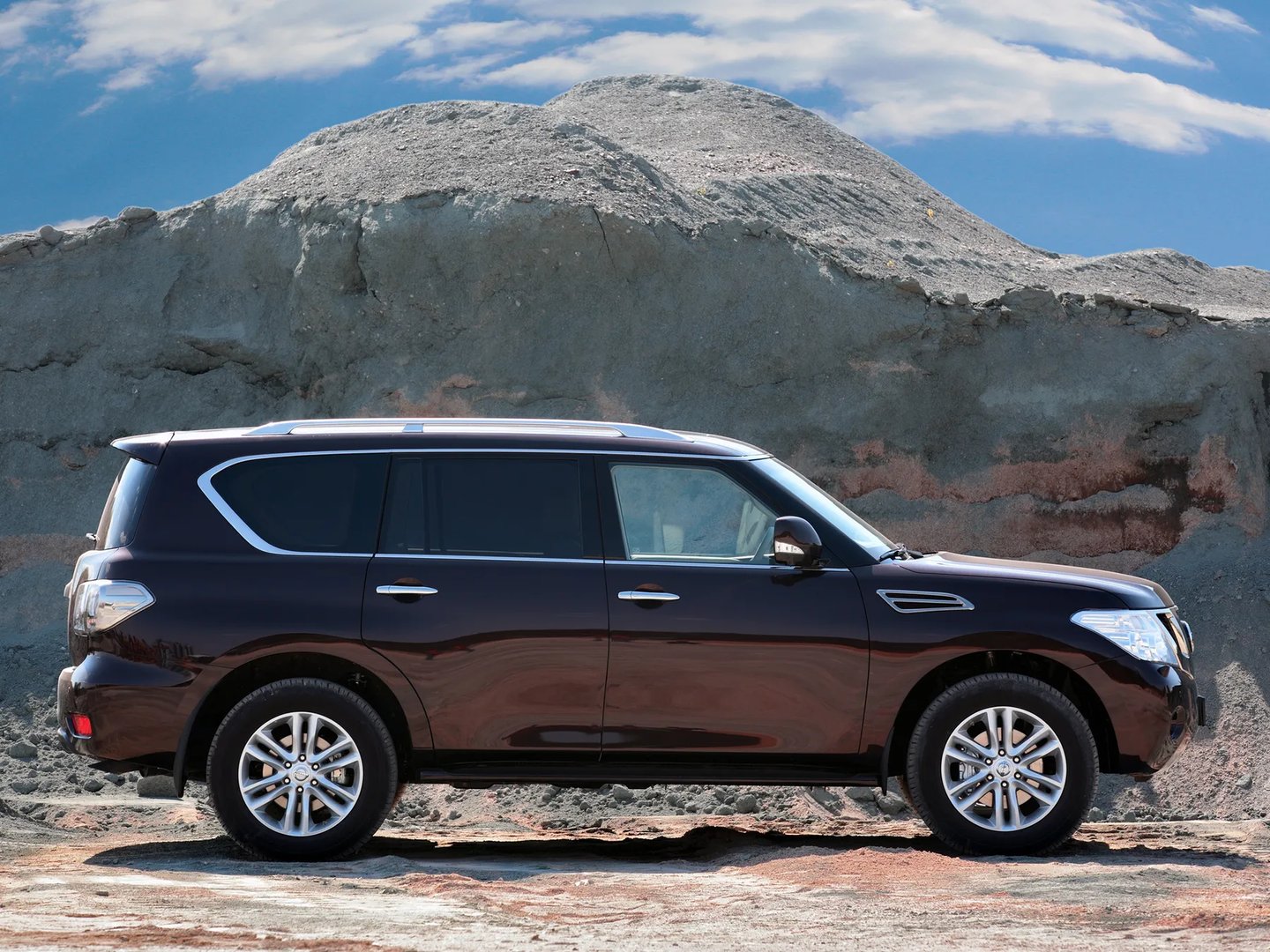 Nissan_Patrol_6_generation__SUV_5-doors__3.jpg