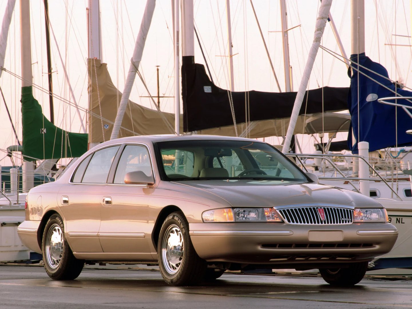 Lincoln_Continental_9_generation__Sedan__2.jpg