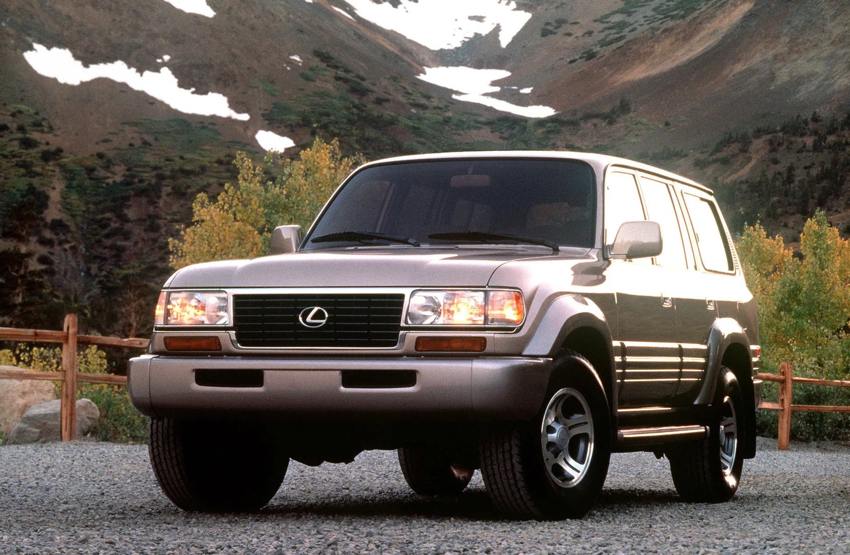 Lexus_LX_1_generation__SUV_5-doors__11.jpg