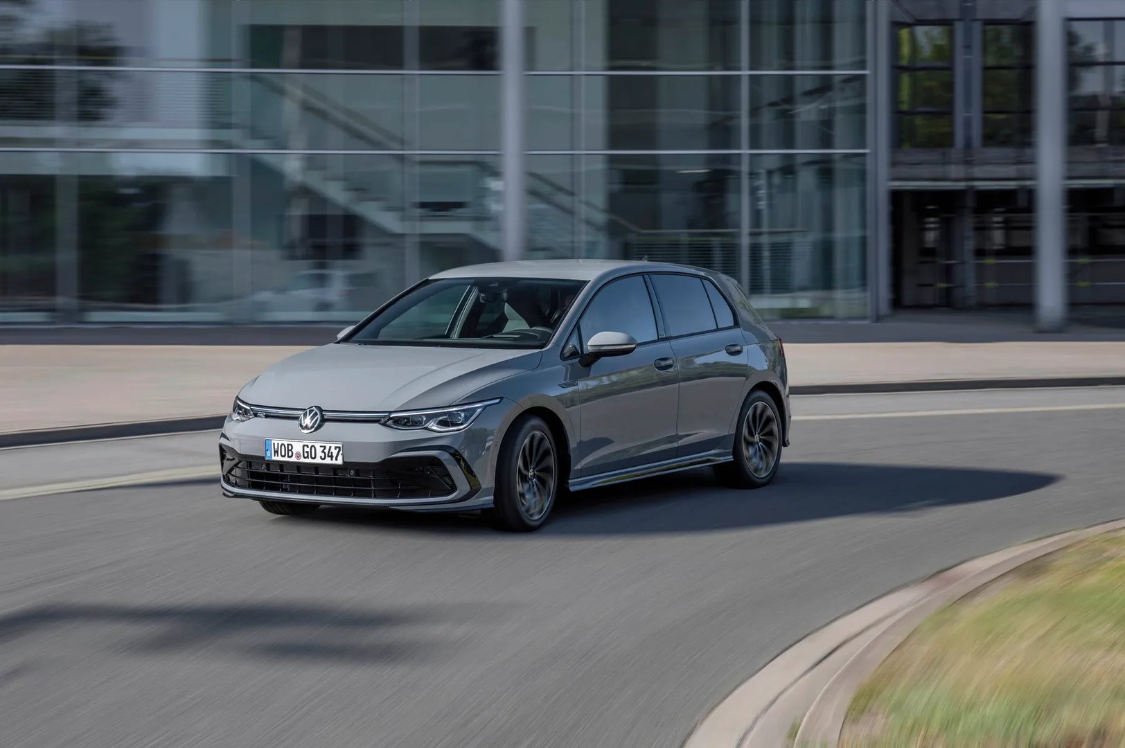 Volkswagen_Golf_8_generation__Hatchback_5-door__9.jpg