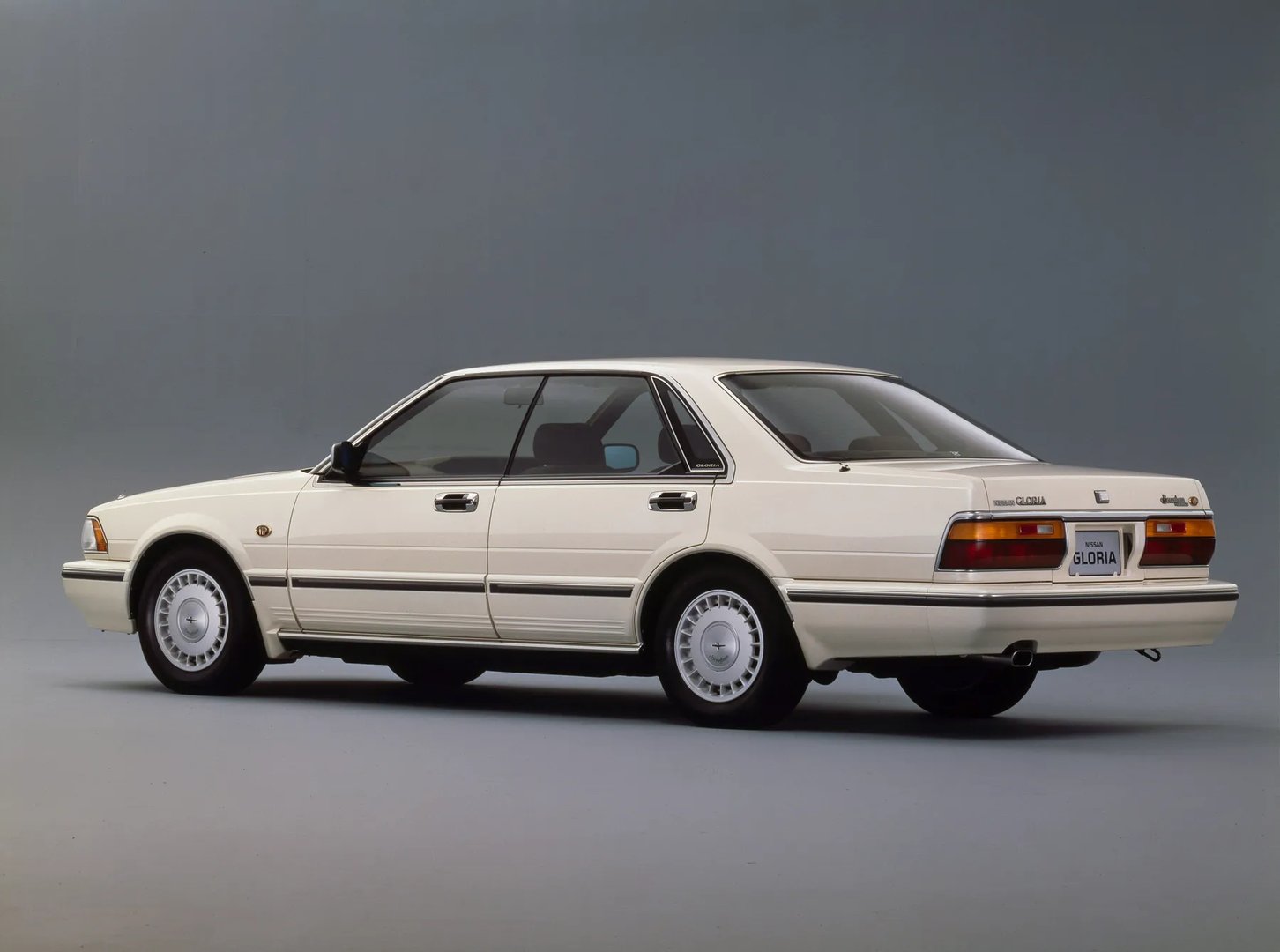 Nissan_Gloria_8_generation__Sedan__5.jpg