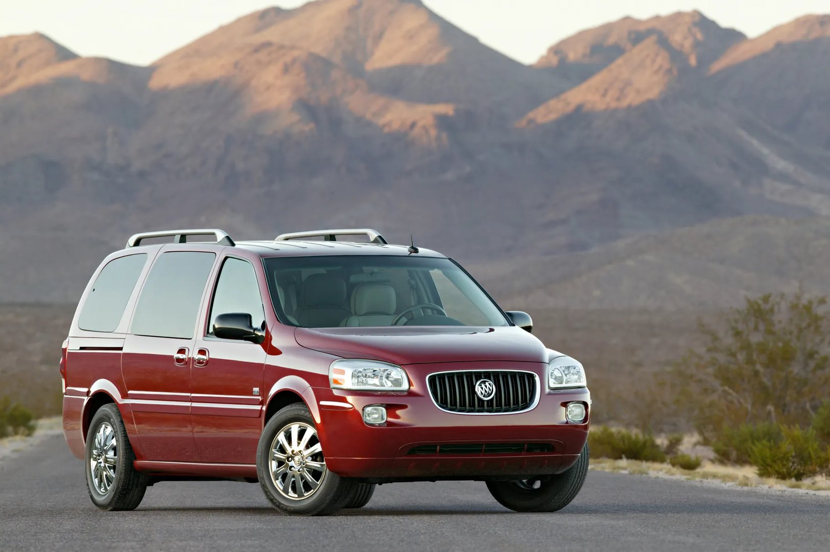 Buick_Terraza_1_generation__Minivan__2.jpg