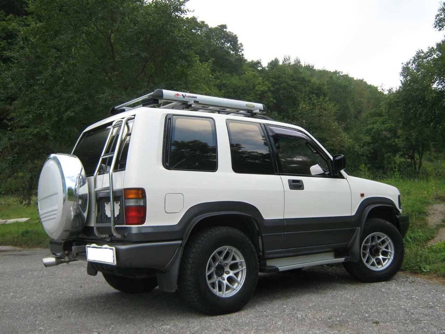 isuzu_Bighorn_2_generation__SUV_3-doors__2.jpg