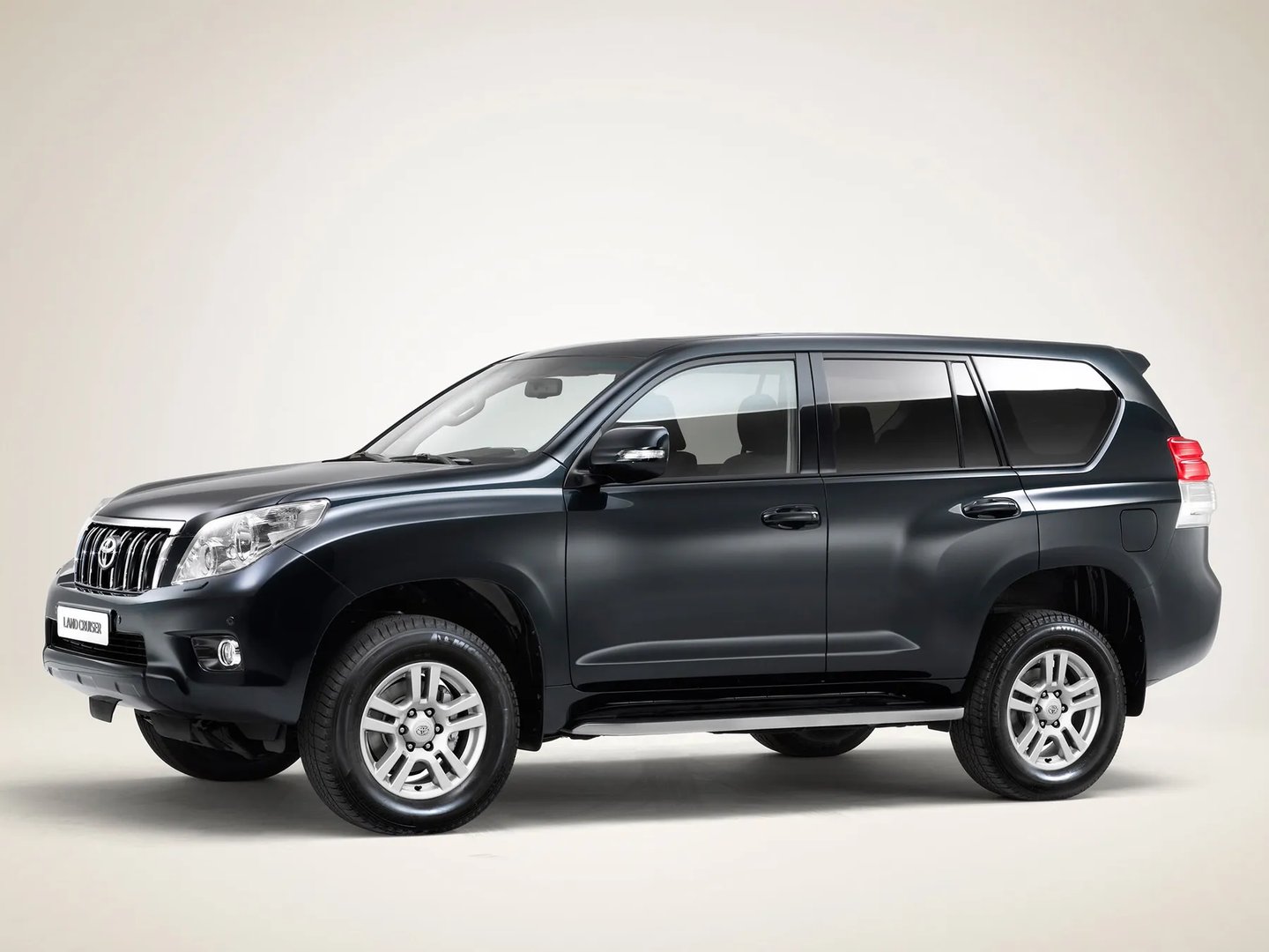 Toyota_Land_Cruiser_4_generation__SUV_5-doors__13.jpg