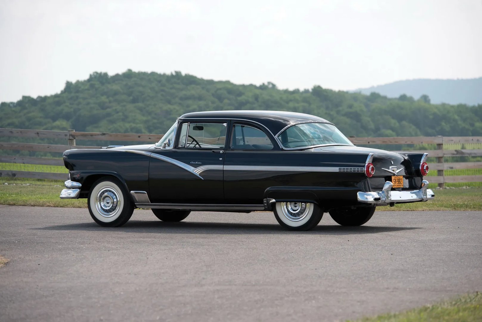Ford_Fairlane_1_generation__Sedan_2-doors__1.jpg