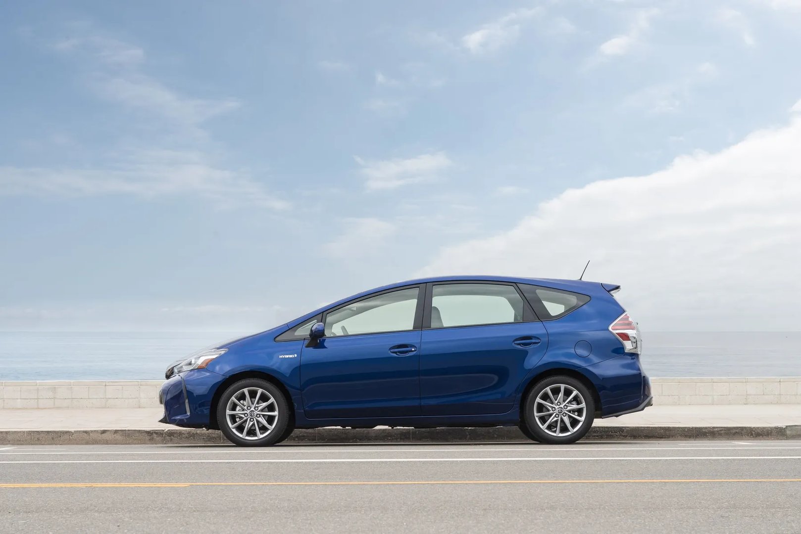 Toyota_Prius_Plus_1_generation_restyling__Estate_5-door__7.jpg
