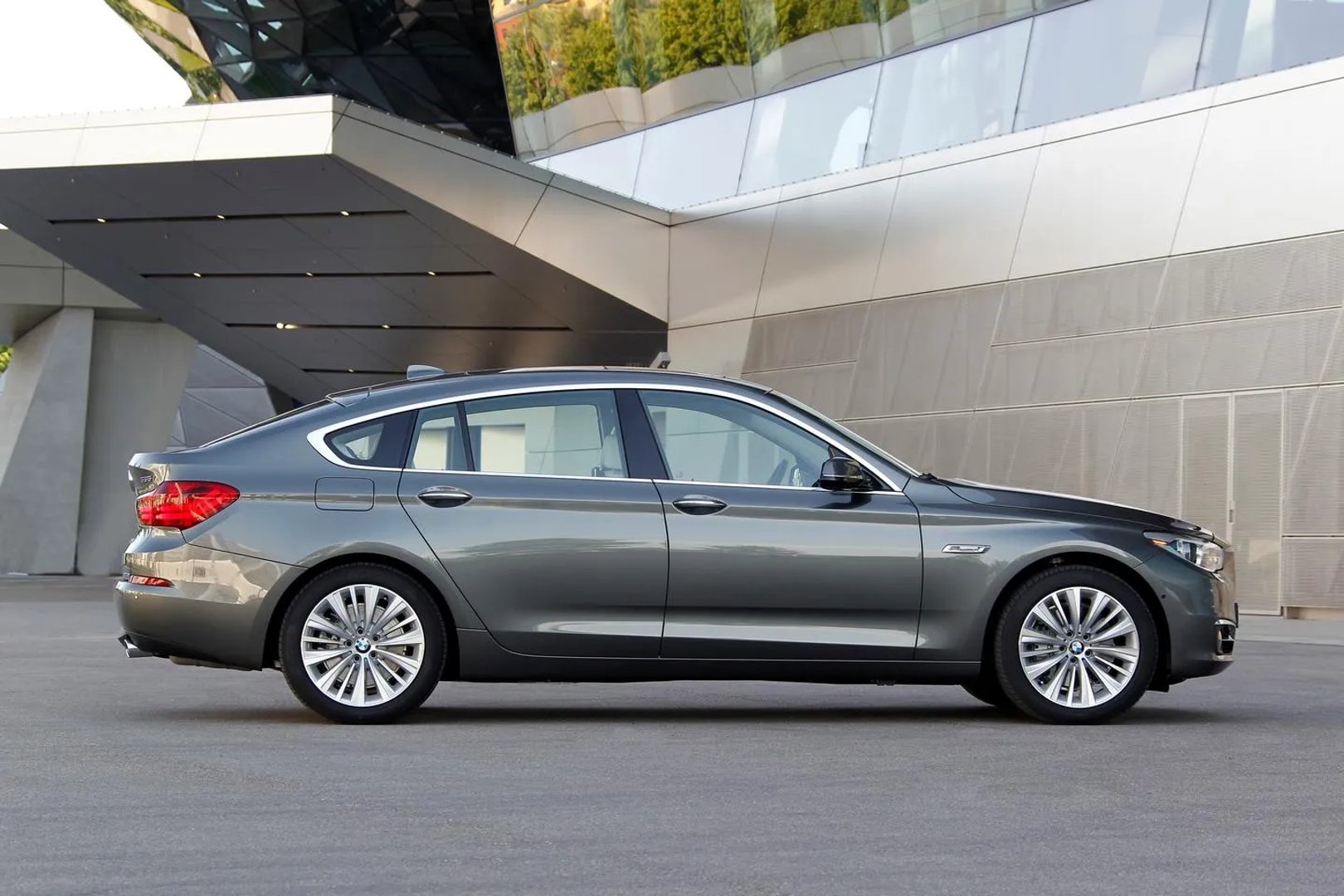 BMW_5_series_6_generation_restyling__Liftback__1.jpg