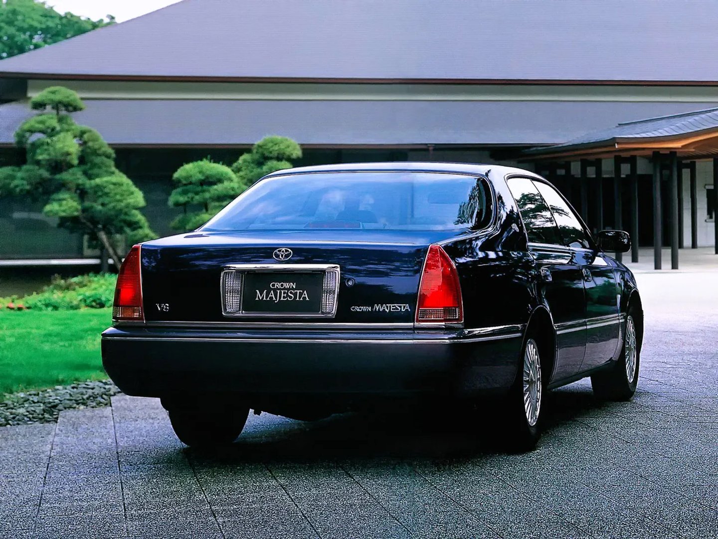 Toyota_Crown_Majesta_2_generation__Sedan__10.jpg