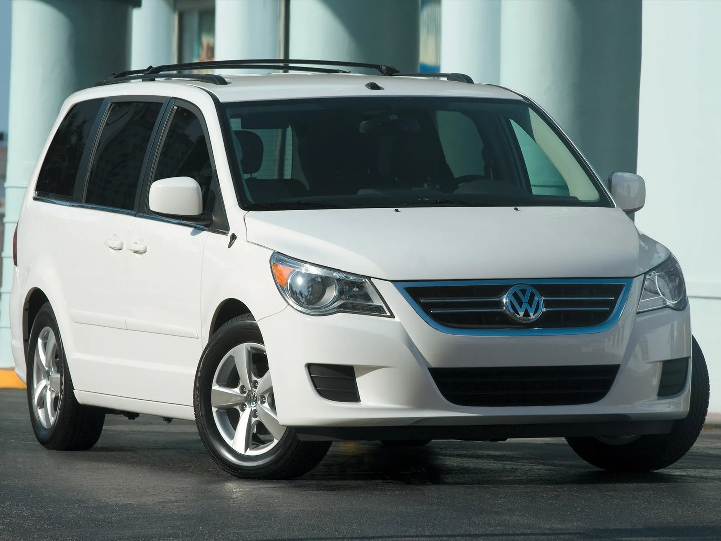 —  Minivan