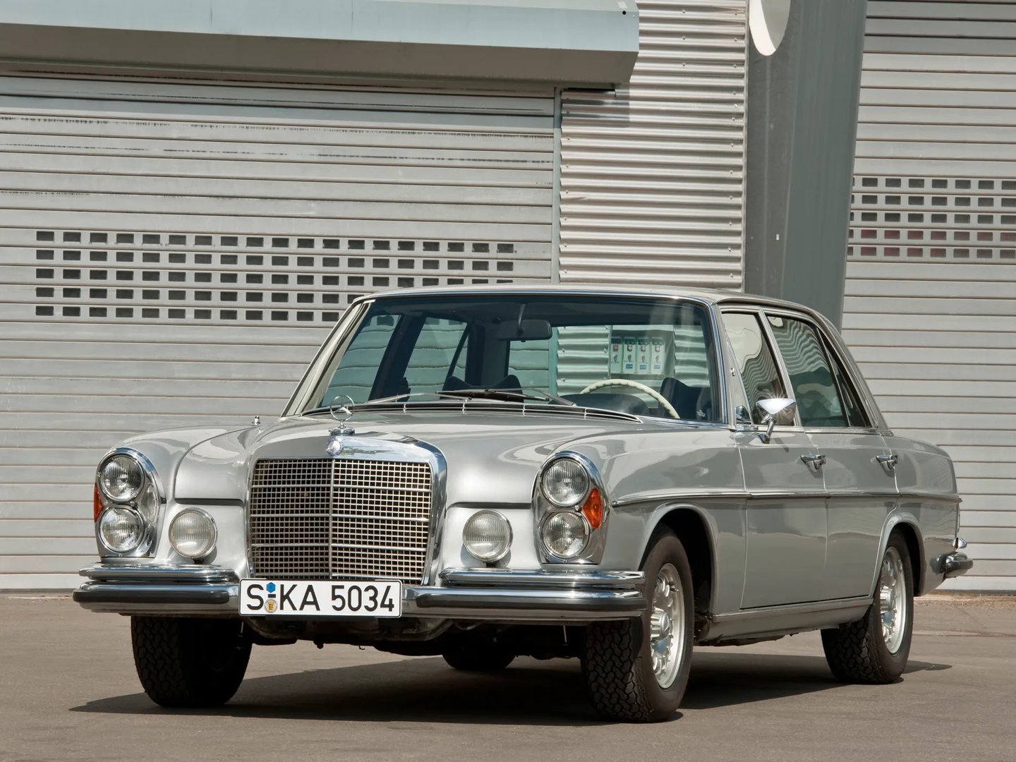 Mercedes_W108_1_generation__Sedan__3.jpg