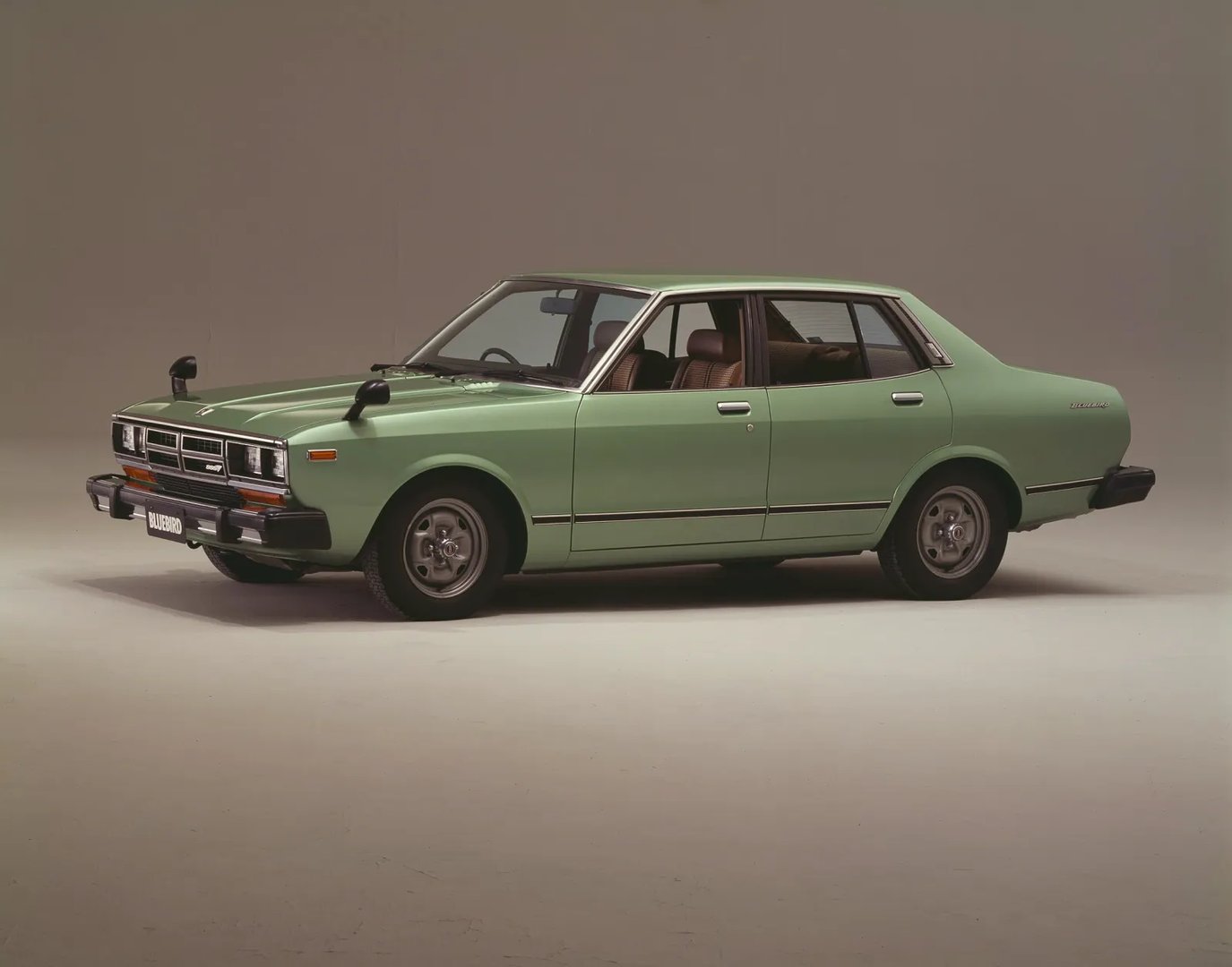 Nissan_Bluebird_5_generation__Sedan__5.jpg