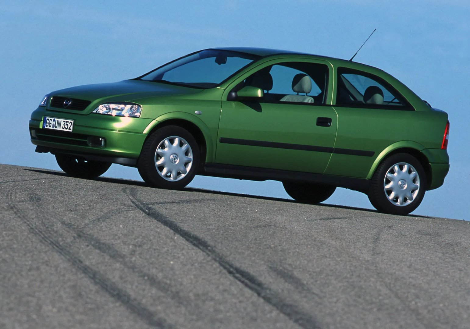Opel_Astra_2_generation__Hatchback_3-door__6.jpg