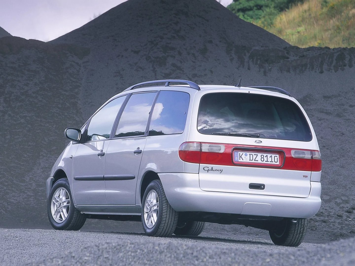 Ford_Galaxy_1_generation__Minivan__1.jpg
