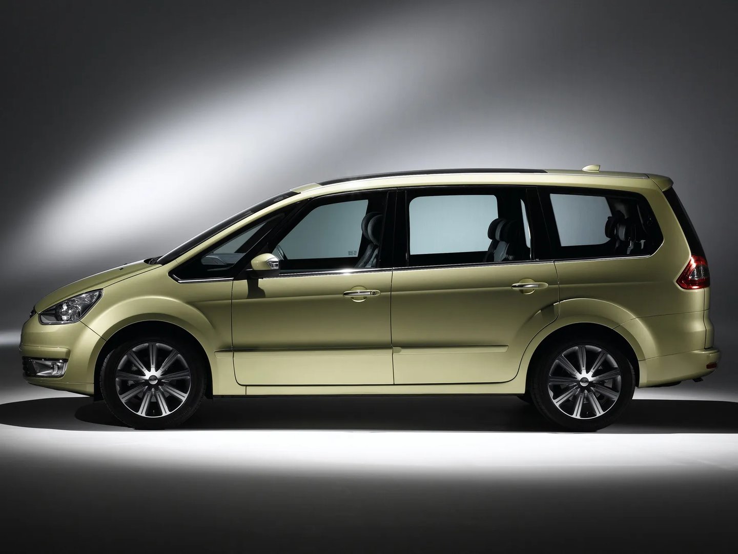 Ford_Galaxy_2_generation__Minivan__3.jpg