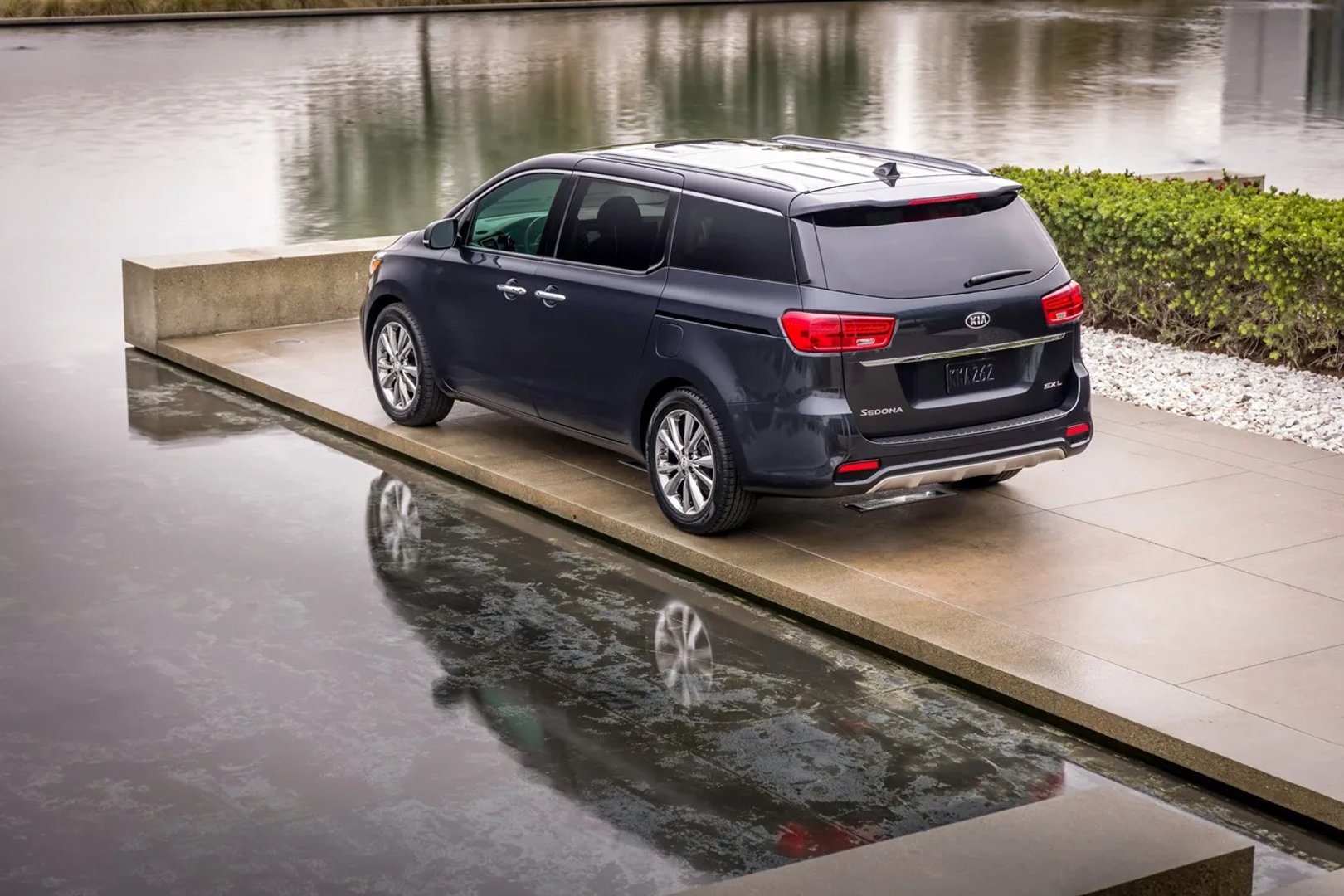 Kia_Sedona_3_generation__Minivan__2.jpg