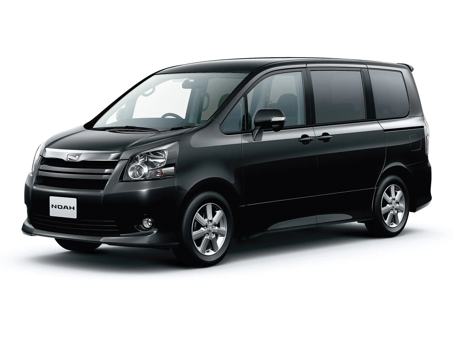 Toyota_Noah_2_generation__Minivan__2.jpg