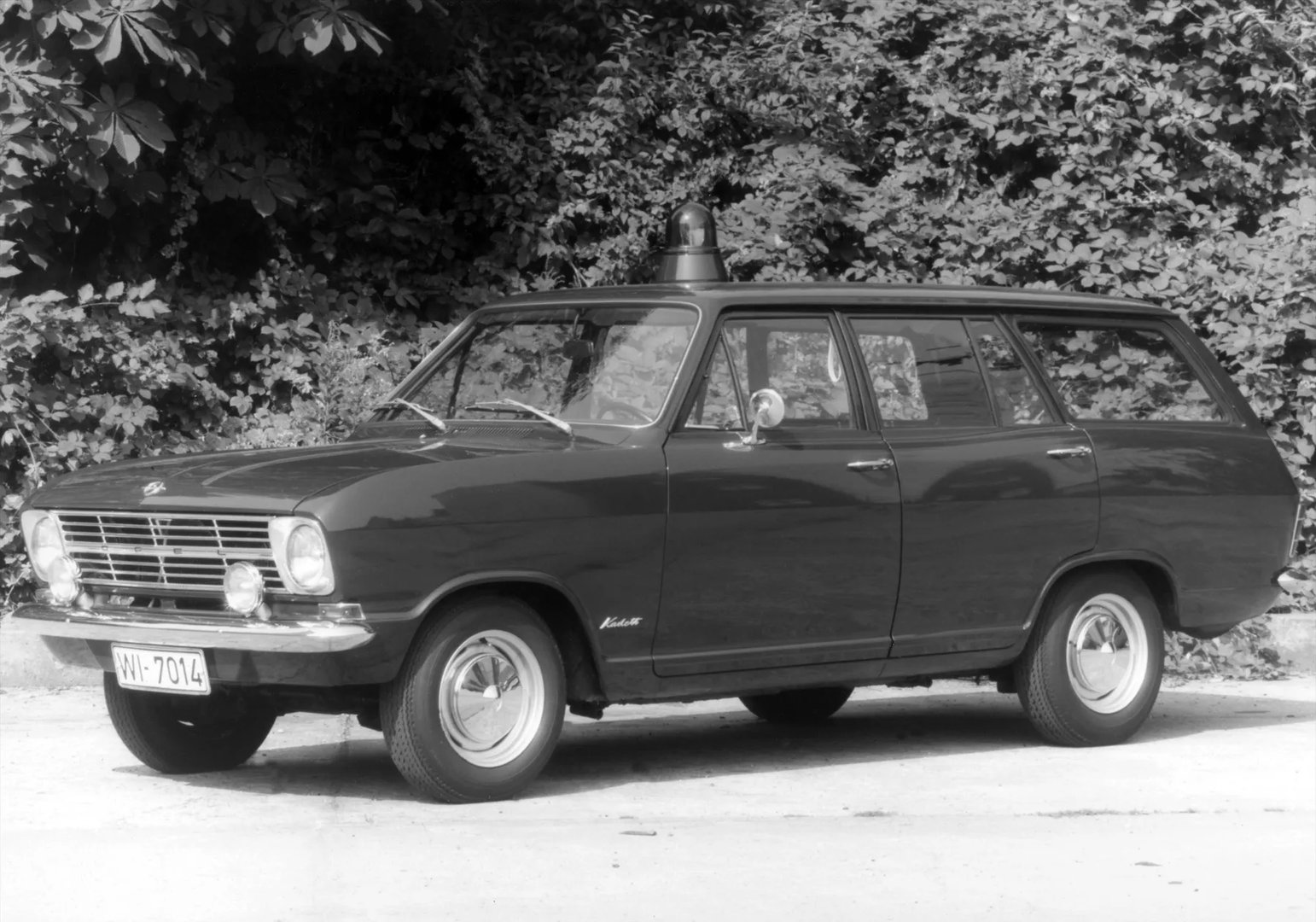 Opel_Kadett_2_generation__Estate_5-door__4.jpg