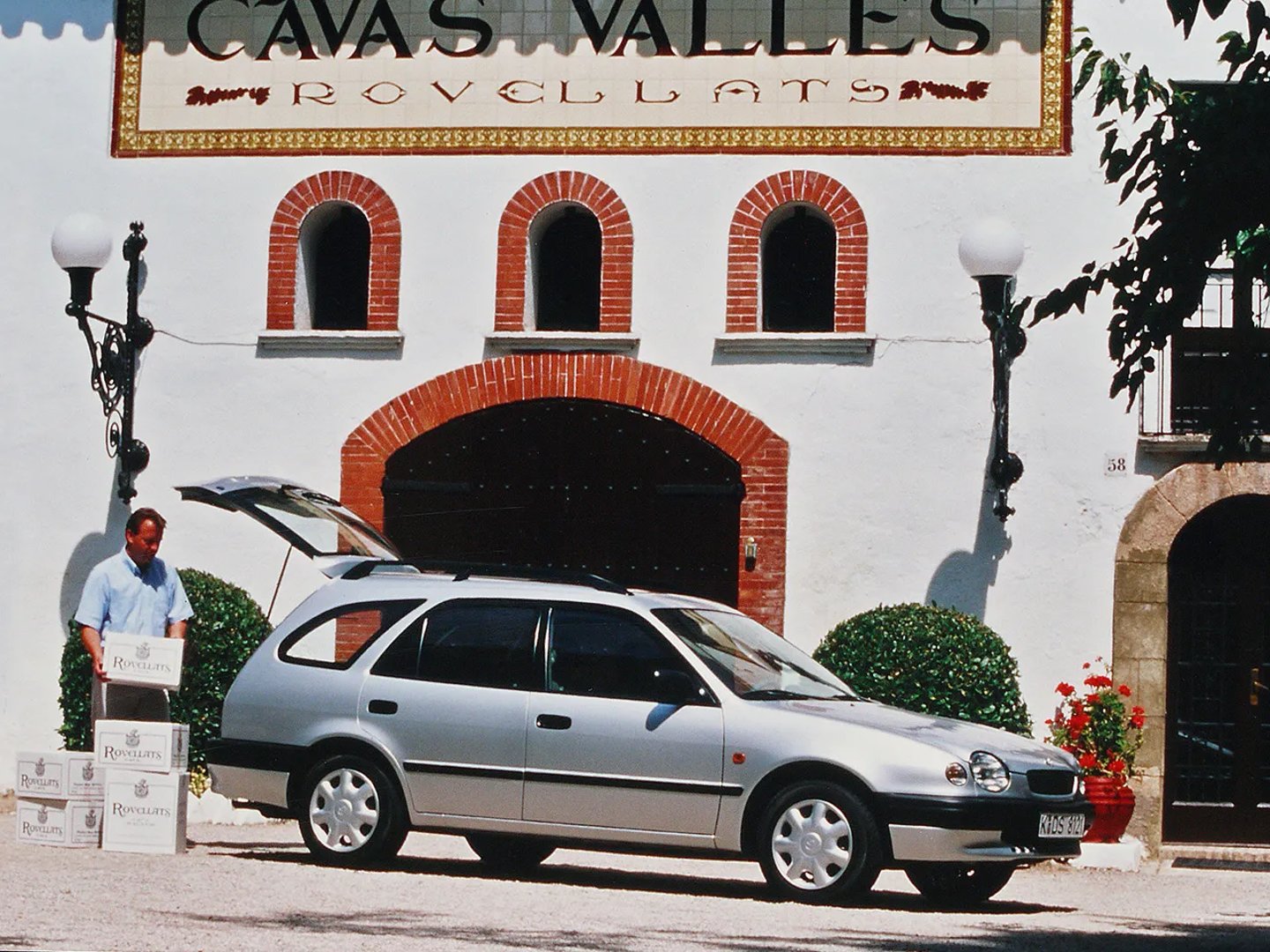 Toyota_Corolla_8_generation__Estate_5-door__1.jpg