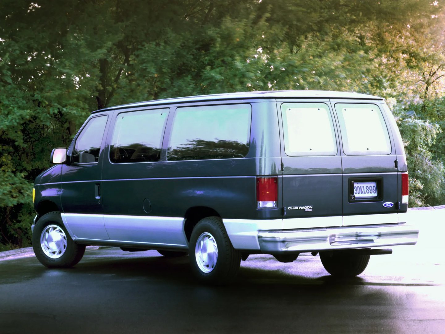 Ford_Econoline_4_generation__Minivan__6.jpg