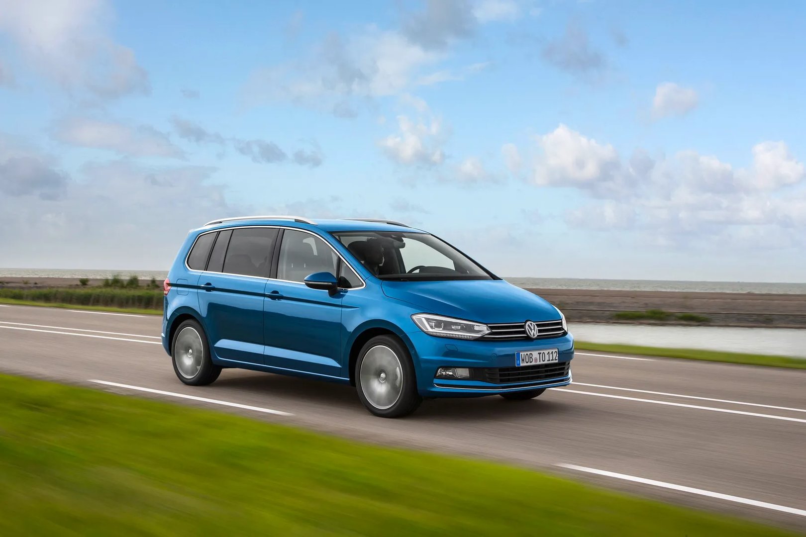 Volkswagen_Touran_3_generation__Compact_Van__11.jpg