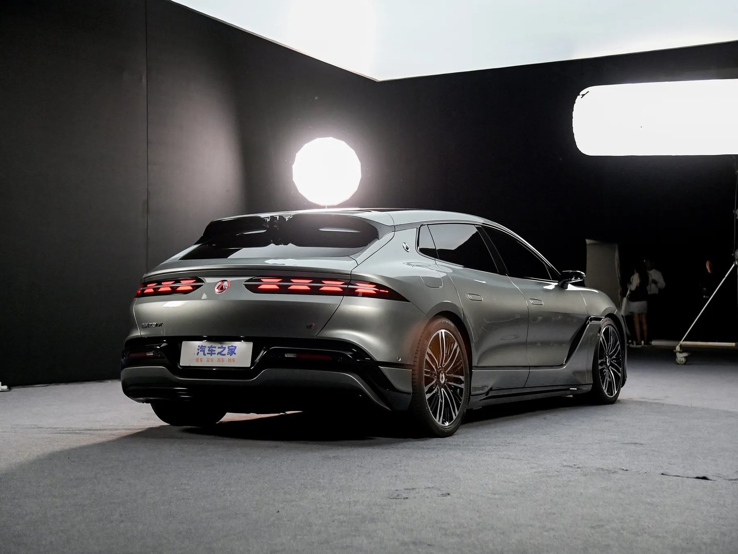 denza_Z9_1_generation__Hatchback_5-door__2.jpg
