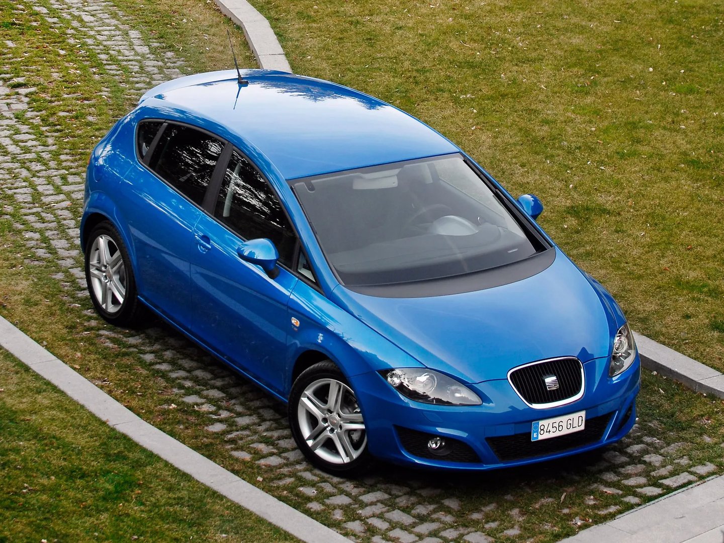 SEAT_Leon_2_generation_restyling__Hatchback_5-door__2.jpg