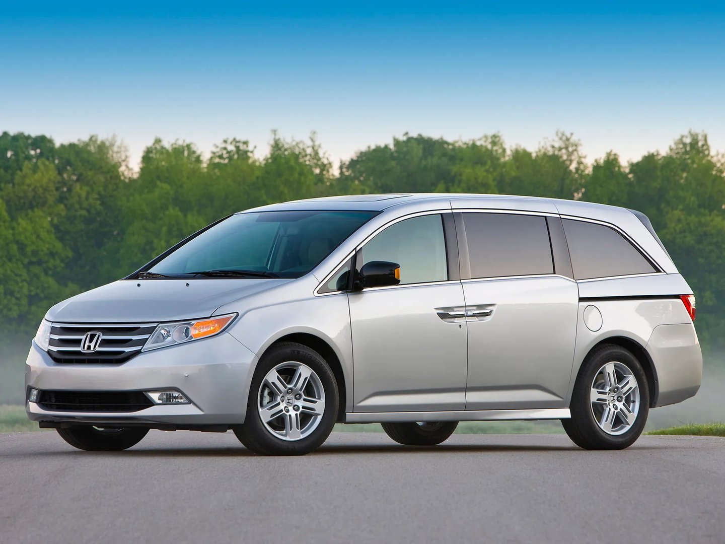 Honda_Odyssey_(USA)_4_generation__Minivan__12.jpg