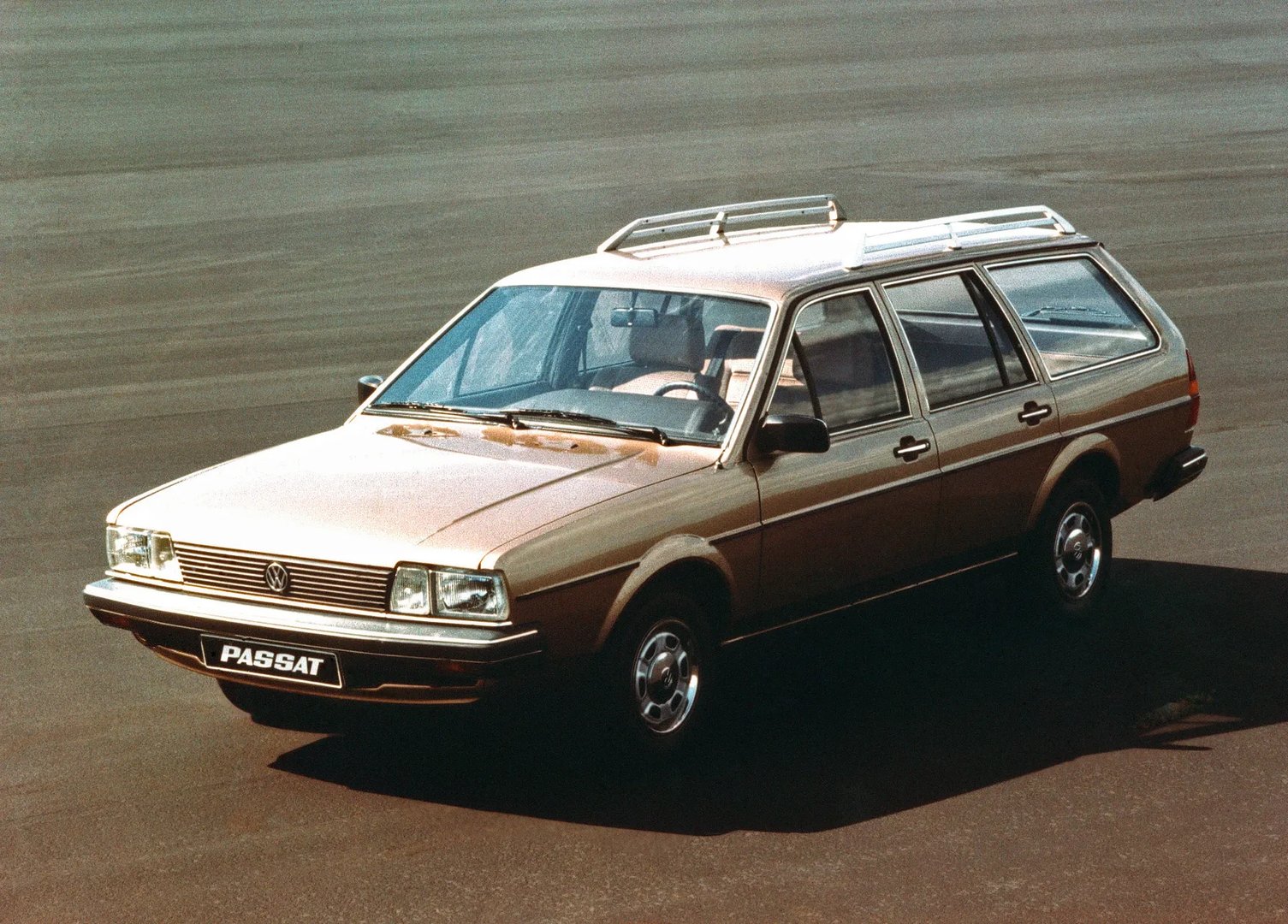 Volkswagen_Passat_2_generation__Estate_5-door__8.jpg