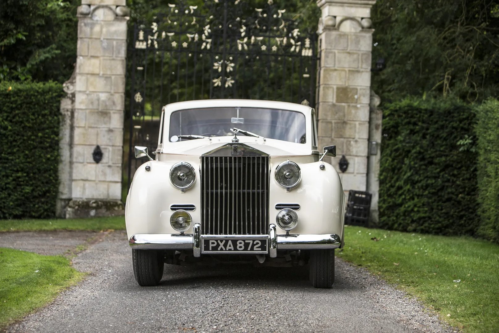 Rolls-Royce_Silver_Wraith_1_generation__Sedan__4.jpg