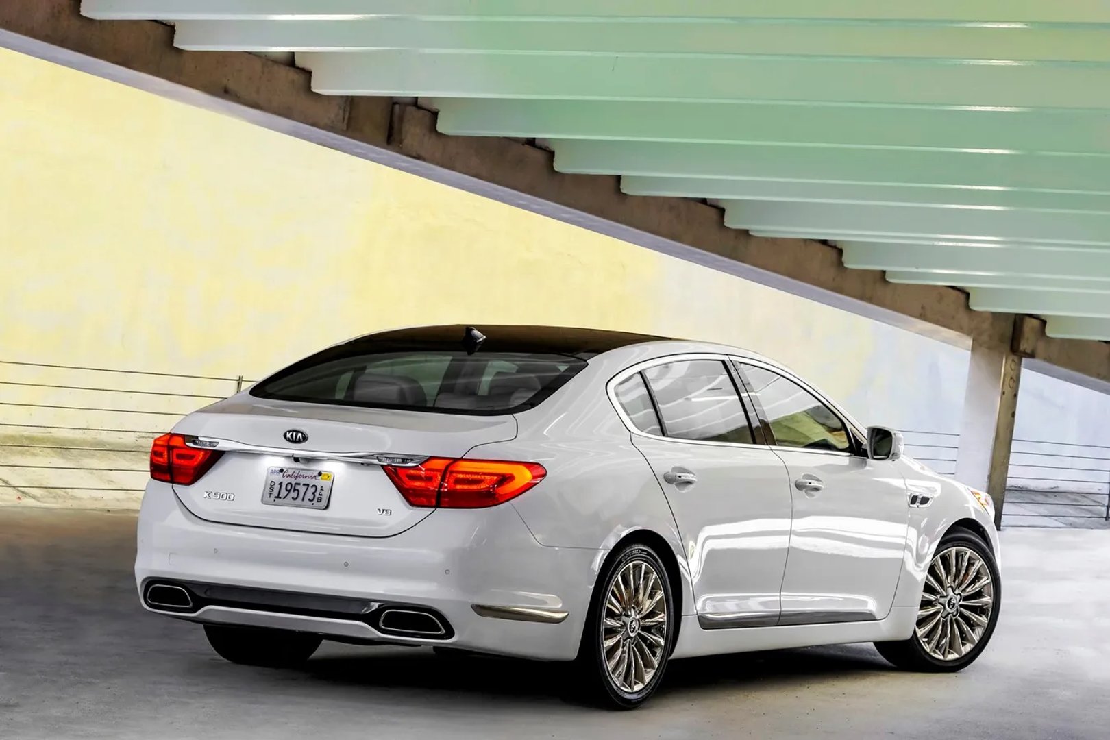 Kia_K900_1_generation__Sedan__4.jpg